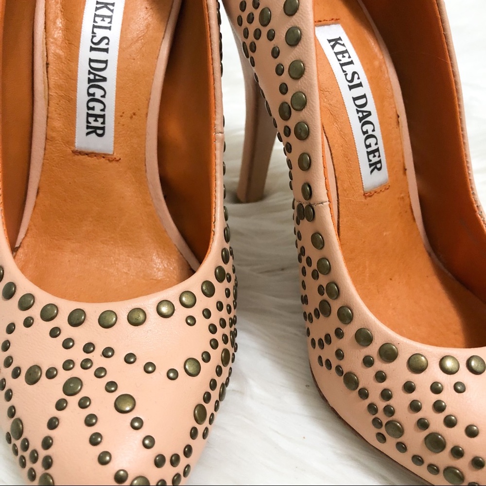Kelsi Dagger peach studded pumps - Picture 2 of 4